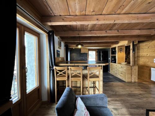 - une cuisine et un salon dans une petite maison dans l'établissement Chalet La Tarine - Maison individuelle rénovée à St Martin de Belleville MAE-4804, à Saint-Martin-de-Belleville