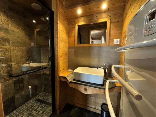 une salle de bain avec un lavabo et une douche dans l'établissement Chalet La Tarine - Maison individuelle rénovée à St Martin de Belleville MAE-4804, à Saint-Martin-de-Belleville