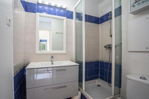 une salle de bain avec un lavabo et une douche dans l'établissement Résidence le Hameau des Issambres - maeva Home - Appartement 3 Pièces 6 Personnes - Sélection MAE-7804, aux Issambres