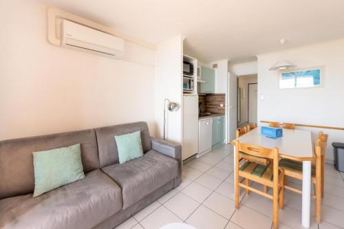 un salon avec un canapé et une table dans l'établissement Résidence Cannes Villa Francia - maeva Home - Appartement 2 pièces 6 personnes - Sélection MAE-2534, à Cannes