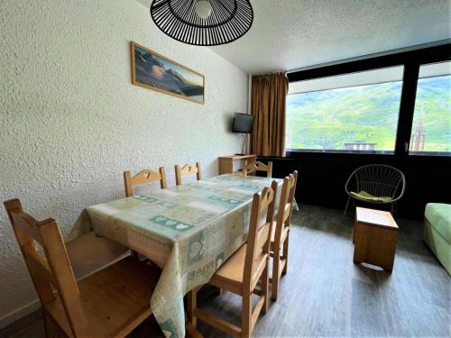 une salle à manger avec une table et des chaises et un salon dans l'établissement Résidence Aravis - Appartement 6 pers station des 3 Vallées MAE-4834, aux Menuires
