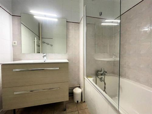 une salle de bain avec une douche, un lavabo et une baignoire dans l'établissement Résidence Aravis - Appartement 6 pers station des 3 Vallées MAE-4834, aux Menuires