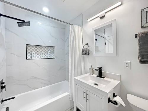 Ένα μπάνιο στο Luxury Penthouse , Private RoofDeck & Amazing View