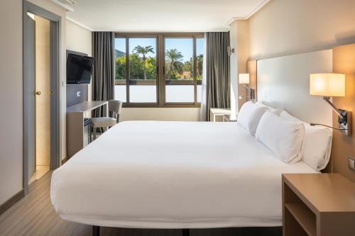 Postel nebo postele na pokoji v ubytování B&B HOTEL Cartagena Cartagonova