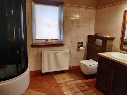 La salle de bains est pourvue de toilettes, d'un lavabo et d'une fenêtre. dans l'établissement U Lubockich, à Rewa