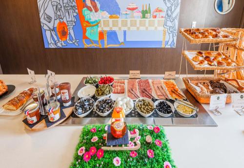 uma mesa com uma mostra de Natal de comida em B&B HOTEL Colmar Liberté 4 étoiles em Colmar