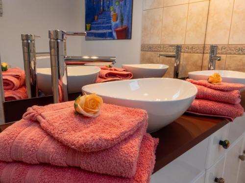 a bathroom with two sinks and towels on a counter at REVES DE BAIE - Accueillant, Paisible, au Vert proche MONT SAINT MICHEL in Tirepied