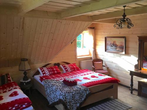 sypialnia z łóżkiem w drewnianym domku w obiekcie Zrubový domček u Vincka 2 w Zdziarze
