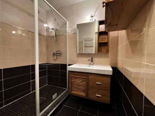 een badkamer met een wastafel en een douche bij Résidence Grande Masse - 2 Pièces pour 5 Personnes 894 in Les Menuires