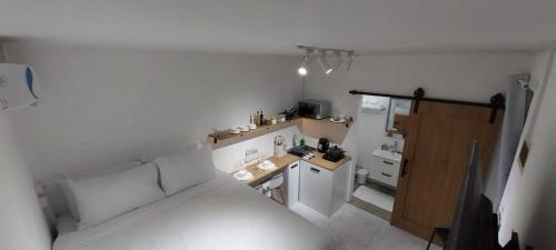 ein kleines Zimmer mit einem Bett und einer kleinen Küche in der Unterkunft Cosy studio with all amenities in Grand Baie