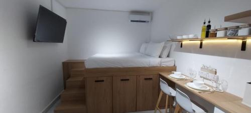 Mały pokój z łóżkiem i biurkiem w obiekcie Cosy studio with all amenities w mieście Grand Baie