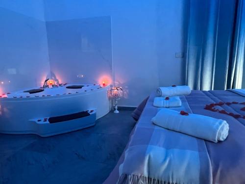 a room with a bath tub and two beds at House Napoli Capodichino in Naples