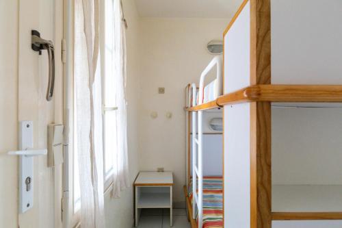Cette petite chambre dispose de lits superposés et d'une échelle. dans l'établissement Résidence Quai des Voiliers 2 - maeva Home - Studio 4 Personnes - Confort - vue sur le Port MAE-7094, à Arzon