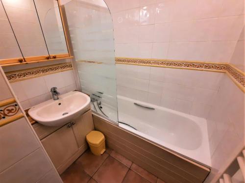 une salle de bain avec un lavabo, une baignoire et des toilettes dans l'établissement Résidence Charmette - Appartement 5 personnes ski aux pieds aux Ménuires MAE-4974, aux Menuires