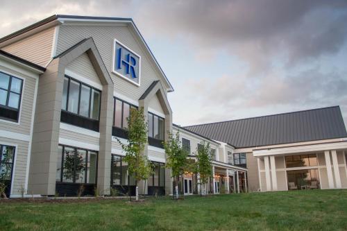 a large building with a blue et sign on it at Hotel Renovo Des Moines Urbandale,Tapestry Collection Hilton in Urbandale