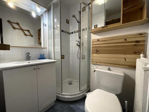 une salle de bain avec une douche, des toilettes et un lavabo dans l'établissement Résidence Beaufortain - Appartement 4 personnes avec vue sur la Croisette MAE-5004, aux Menuires