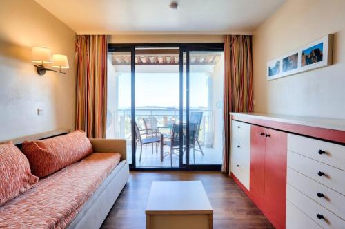 un salon avec un canapé et une table dans l'établissement Résidence Cannes Villa Francia - maeva Home - Appartement 2 pièces 4 personnes - Budget MAE-8884, à Cannes