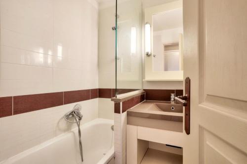 une salle de bain avec une baignoire et un lavabo dans l'établissement Résidence Cannes Villa Francia - maeva Home - Appartement 2 pièces 4 personnes - Budget MAE-8884, à Cannes