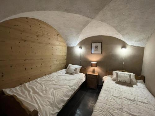 - 2 lits jumeaux dans une chambre avec plafond voûté dans l'établissement Résidence La Croix De Fer - Appartement vouté rénové à St Martin de Belleville MAE-4994, à Saint-Martin-de-Belleville