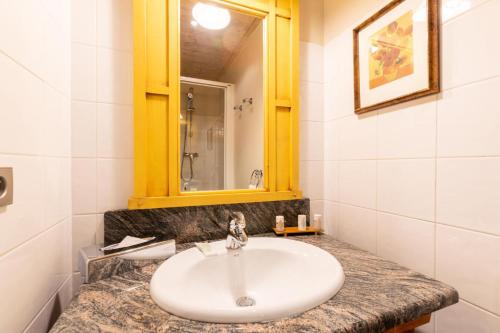 une salle de bain avec un lavabo et un miroir dans l'établissement Résidence Les Arcs 1950 Le Village - maeva Home - Appartement 4 pièces 8 personnes - Prestige MAE-9724, à Bourg-Saint-Maurice
