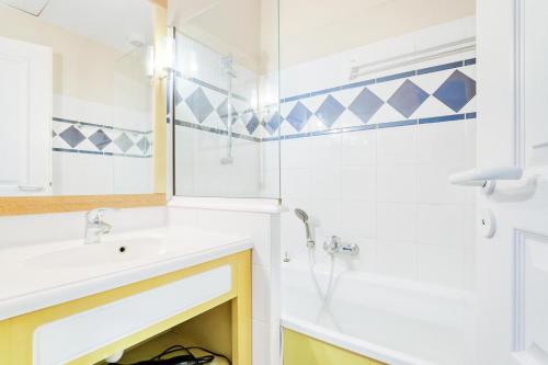 une salle de bain avec un lavabo et une douche dans l'établissement Les Maisons de Port Bourgenay - maeva Home - Maison 2 pièces 5 personnes - Sélection MAE-0364, à Talmont-Saint-Hilaire
