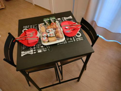 een zwarte tafel met een bord eten erop bij Hope House in Bari