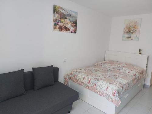 a bedroom with a bed and a couch at Apartamento en el MAR in Roses
