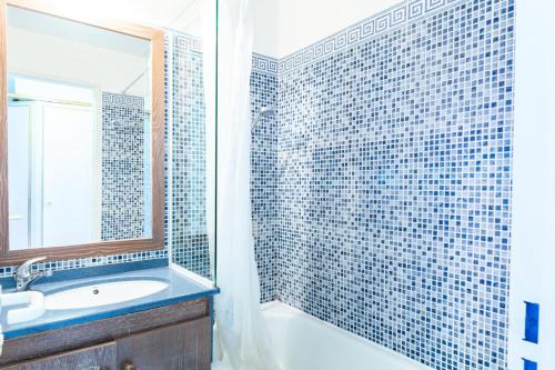 La salle de bains est pourvue d'un lavabo et d'une douche avec un miroir. dans l'établissement Résidence le Hameau de Cap Esterel - maeva Home - Studio 5 Personnes - Sél 944, à Saint-Raphaël