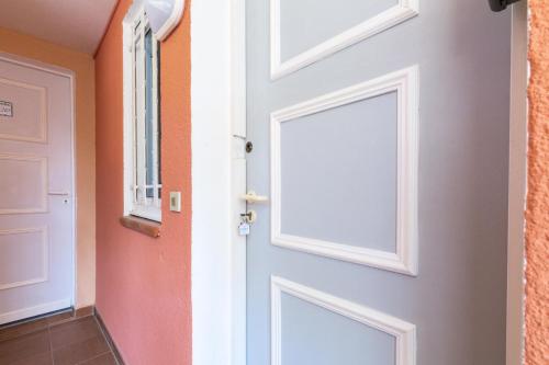 - une porte ouverte dans une pièce dans l'établissement Résidence le Hameau de Cap Esterel - maeva Home - Studio 5 Personnes - Sélection MAE-7944, à Saint-Raphaël