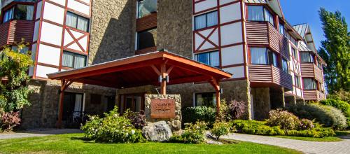 un edificio con una señal delante de él en Calafate Parque Hotel en El Calafate