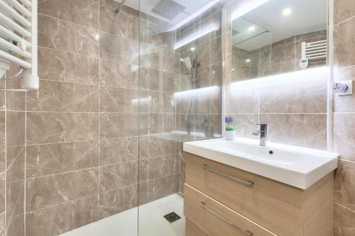 une salle de bain avec un lavabo et une douche dans l'établissement Résidence le Village de Cap Esterel - maeva Home - Studio 4 personnes - Sélection MAE-7964, à Saint-Raphaël