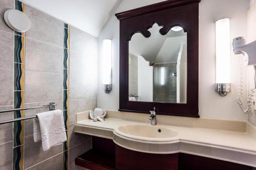 a bathroom with a sink and a mirror at Village Sainte Luce, Martinique - maeva Home - Appartement 3 pièces 6 personnes - Sélection MAE-4074 in Sainte-Luce
