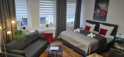 een woonkamer met een bed en een bank bij City NOWA in Neurenberg