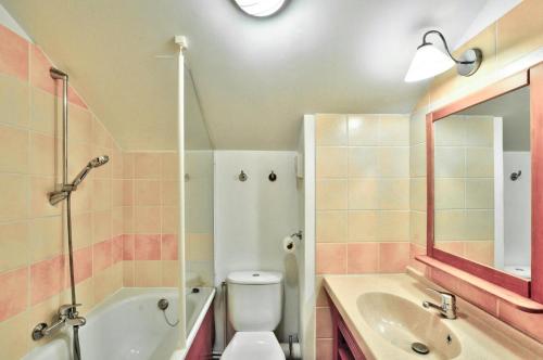 uma casa de banho com uma banheira, um WC e um lavatório. em La résidence du Lac - maeva Home - Maison 3 Pièces 6 Personnes - Confort 764 em Monflanquin