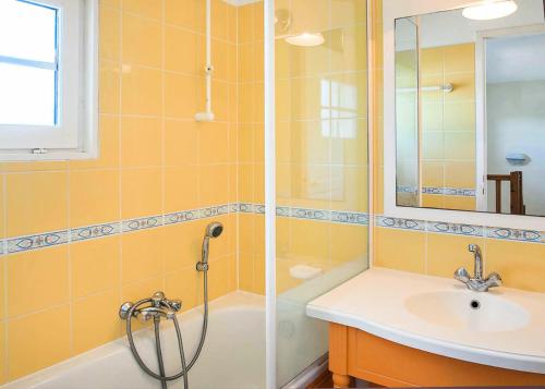 une salle de bain avec une baignoire, un lavabo et une douche dans l'établissement Résidence Port Bourgenay - maeva Home - Maison 3 pièces 6 personnes - Confort MAE-7304, à Talmont-Saint-Hilaire