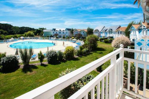 une vue d'une piscine dans un complexe hôtelier dans l'établissement Résidence Port Bourgenay - maeva Home - Maison 3 pièces 6 personnes - Confort MAE-7304, à Talmont-Saint-Hilaire
