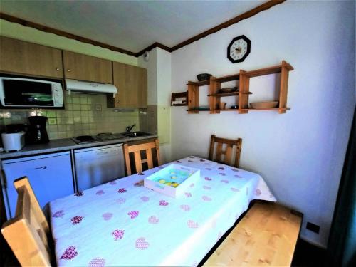 - une petite cuisine avec une table et une boîte dans l'établissement Résidence Gentianesmen - Studio 4 personnes aux Ménuires MAE-5334, aux Menuires