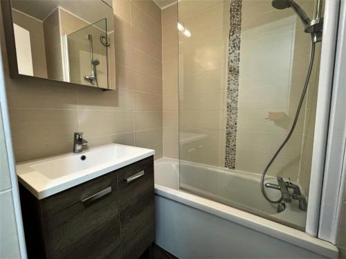 une salle de bain avec un lavabo, une douche et une baignoire dans l'établissement Résidence Tougnette - Chaleureux appartement 4 pers - idéal famille - pied de pistes MAE-5314, aux Menuires