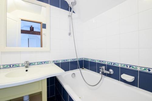 une salle de bain avec un lavabo et une baignoire dans l'établissement Port du Crouesty Cap'Océan - maeva Home - Appartement 3 pièces 6 personnes - Sélection - vue sur le Port MAE-8934, à Arzon