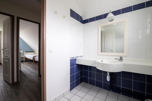 une salle de bain avec un lavabo et un miroir dans l'établissement Port du Crouesty Cap'Océan - maeva Home - Appartement 4 pièces 9 personnes - Confort - vue sur le Port MAE-8944, à Arzon