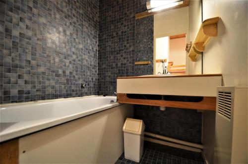 une salle de bain avec une baignoire, un lavabo et des toilettes dans l'établissement Résidence Carlines Ii - Studio 4 personnes avec vue sur les pistes MAE-5354, aux Menuires