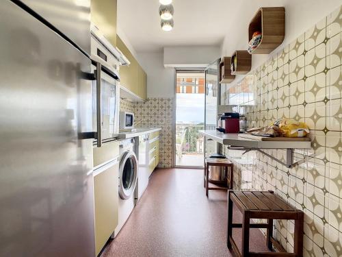 une cuisine avec laveuse et sécheuse dans l'établissement Appartement vue mer Juan les Pins, à Antibes