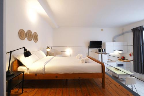 - une chambre avec un grand lit et des draps blancs dans l'établissement PrimoPiano - Acerenza Flats, à Milan