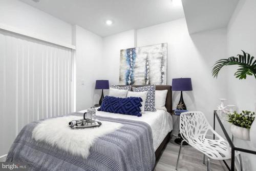 Postel nebo postele na pokoji v ubytování BrandNew Luxury Capitol Hill APT! Near Free Trolly
