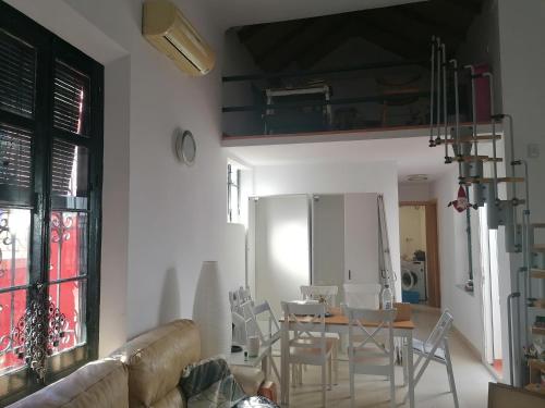 ein Wohnzimmer mit einem Tisch und Stühlen in der Unterkunft casa la salud in Málaga