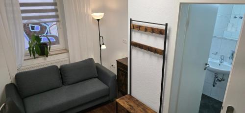 ein Wohnzimmer mit einem Sofa und einem Waschbecken in der Unterkunft City NOWA in Nürnberg