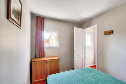 une chambre avec un lit et une fenêtre dans l'établissement La résidence du Lac - maeva Home - Appartement 2 pièces 5 personnes - Sélection MAE-5404, à Monflanquin