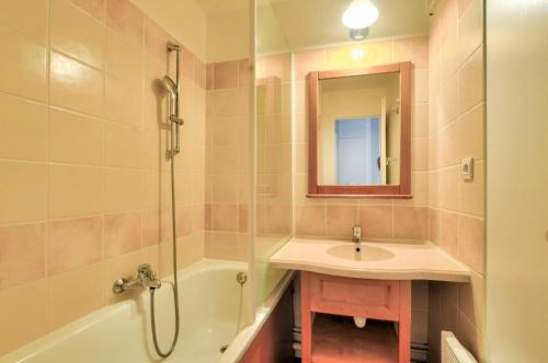 une salle de bain avec un lavabo, une douche et un miroir dans l'établissement La résidence du Lac - maeva Home - Appartement 2 pièces 5 personnes - Sélection MAE-5404, à Monflanquin