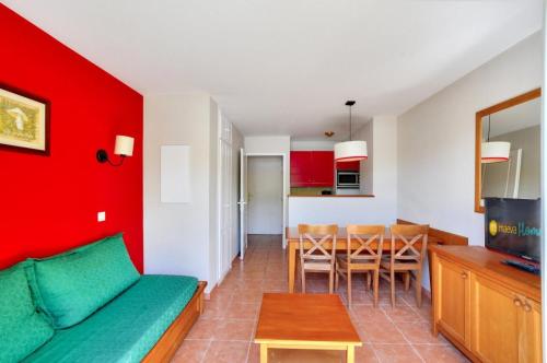 un salon avec un canapé et une salle à manger dans l'établissement La résidence du Lac - maeva Home - Maison 3 Pièces 6 Personnes - Sélection MAE-5414, à Monflanquin