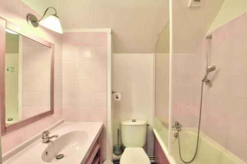 une salle de bains rose avec lavabo et toilettes. dans l'établissement La résidence du Lac - maeva Home - Maison 3 pièces 6 personnes - Sélection MAE-5434, à Monflanquin